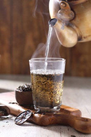 Foto de Vaso de café con canela y azúcar sobre fondo de madera - Imagen libre de derechos