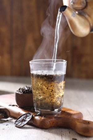 Foto de Coffee in a glass on a wooden background - Imagen libre de derechos