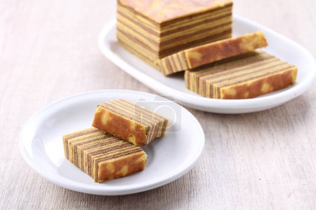 Téléchargez les photos : Sweet and tasty cake on wooden background - en image libre de droit