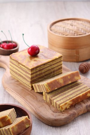Téléchargez les photos : Crêpes maison au miel et cannelle sur planche en bois - en image libre de droit