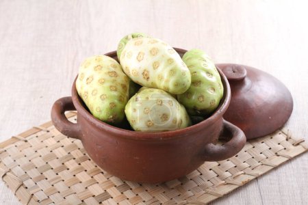 Foto de Fresh green beans in a bowl on a wooden background - Imagen libre de derechos