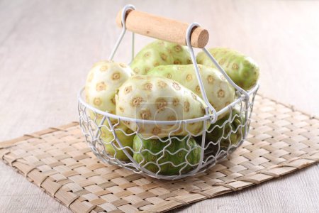 Foto de Manzanas verdes frescas en una cesta de fondo blanco - Imagen libre de derechos