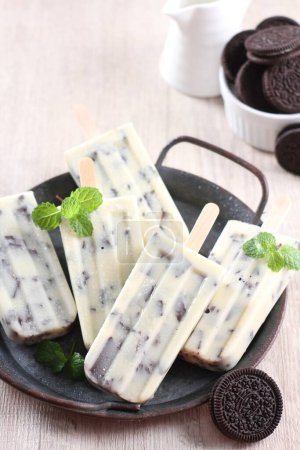 Téléchargez les photos : Ice cream with mint and chocolate on a wooden background - en image libre de droit