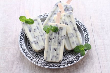 Téléchargez les photos : Ice cream with mint and fresh berries - en image libre de droit