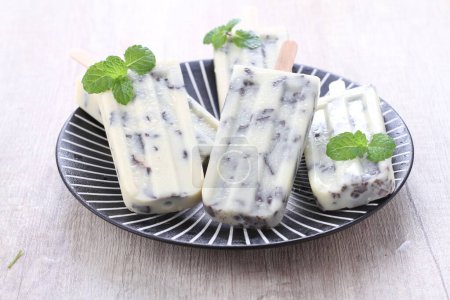 Téléchargez les photos : Fresh homemade ice cream with mint and green leaves - en image libre de droit