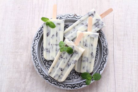 Foto de Homemade ice cream with mint and green leaves - Imagen libre de derechos