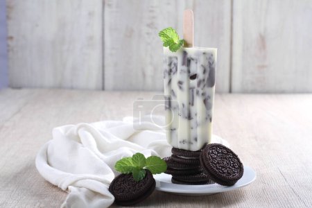 Téléchargez les photos : Ice cream with mint and blueberries on a wooden background. selective focus. - en image libre de droit