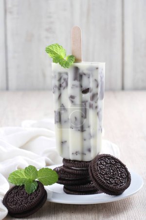 Téléchargez les photos : Crème glacée maison avec menthe et chocolat sur fond en bois - en image libre de droit