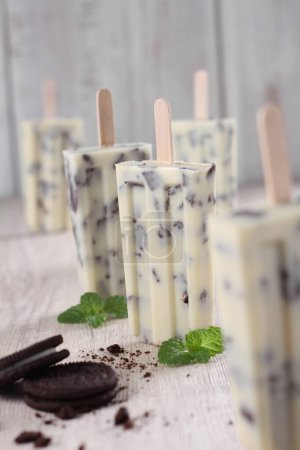 Foto de Ice cream with mint and chocolate on a wooden background - Imagen libre de derechos