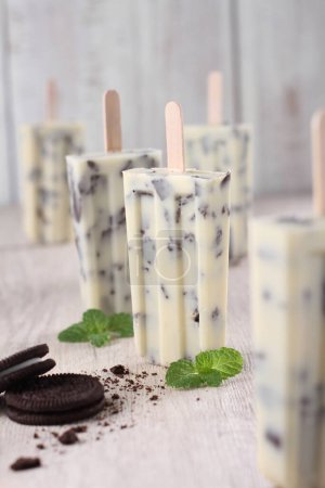 Foto de Ice cream with mint and chocolate on a wooden background - Imagen libre de derechos