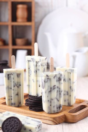Téléchargez les photos : Ensemble de différents types de crème glacée sur table en bois - en image libre de droit