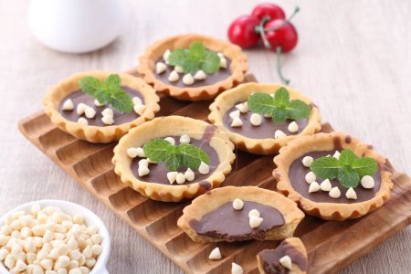 Téléchargez les photos : Muffins au chocolat maison à la crème et à la menthe - en image libre de droit