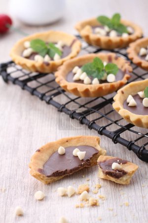 Téléchargez les photos : Homemade muffins with berries and nuts on a white wooden background. selective focus. - en image libre de droit