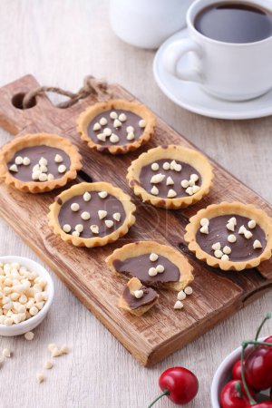 Téléchargez les photos : Homemade chocolate muffins with cream and nuts - en image libre de droit