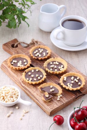 Foto de Magdalenas de chocolate caseras con crema y nueces - Imagen libre de derechos