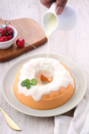 Téléchargez les photos : Homemade apple pie with cream and sour sugar - en image libre de droit