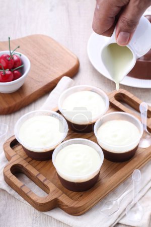 Foto de Homemade fresh and sour cream in a bowl on a wooden table - Imagen libre de derechos