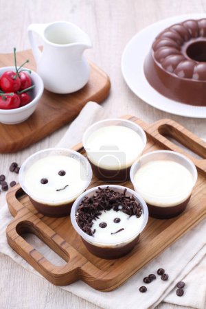 Foto de Rosquillas de chocolate con café y leche sobre fondo de madera - Imagen libre de derechos