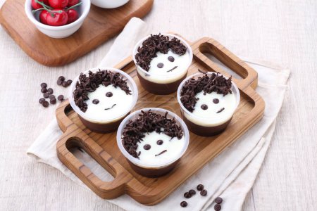Téléchargez les photos : Pudding au chocolat avec grains de café et menthe sur un fond en bois. - en image libre de droit