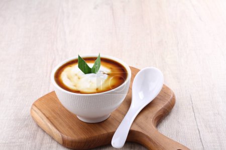 Téléchargez les photos : Bowl of tasty hummus with sour cream and parsley on wooden background - en image libre de droit