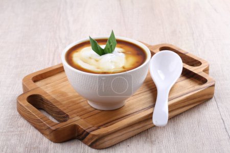 Téléchargez les photos : Bowl of tasty creamy soup with fresh parsley on wooden background - en image libre de droit