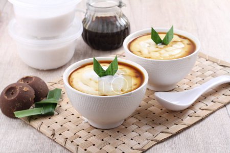 Foto de Homemade rice soup with cream and sour sauce - Imagen libre de derechos