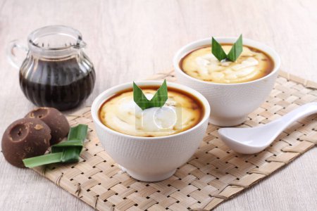 Téléchargez les photos : Homemade rice soup with cream and sour sauce - en image libre de droit