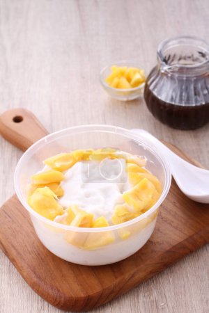 Téléchargez les photos : Takjil is a general term for snacks that are eaten shortly after breaking the fast, usually in the form of sweet foods such as banana compote, fruit soup, mixed ice, and so on. - en image libre de droit