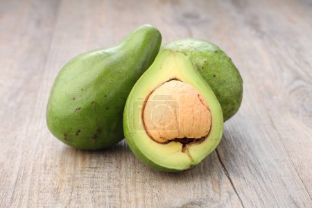 Téléchargez les photos : Avocado fruit on a wooden cutting board on the kitchen table - en image libre de droit