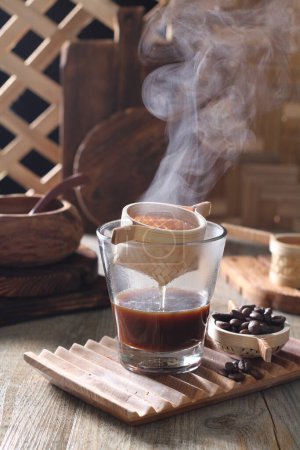 Foto de Café caliente con canela y anís sobre fondo de madera - Imagen libre de derechos