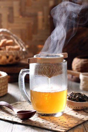 Téléchargez les photos : Thé chaud avec une tasse de café et un verre de lait sur une table en bois - en image libre de droit