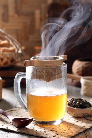 Téléchargez les photos : Thé chaud avec une tasse de café et un verre de lait sur un fond en bois - en image libre de droit