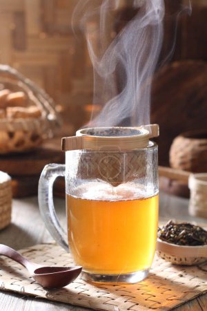 Foto de Café caliente con una taza de té y un vaso de leche en una mesa de madera - Imagen libre de derechos