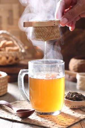 Foto de Té con una taza de café y una tetera sobre una mesa de madera - Imagen libre de derechos
