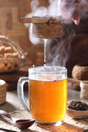 Foto de Té caliente con una taza de café y un vaso de leche sobre un fondo de madera - Imagen libre de derechos