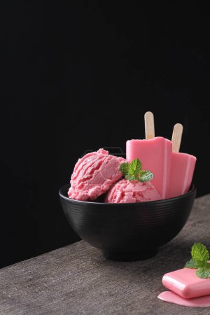 Téléchargez les photos : Strawberry flavored ice cream with black background - en image libre de droit