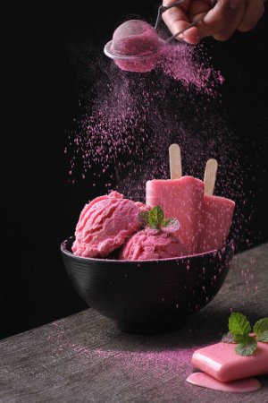 Téléchargez les photos : Strawberry flavored ice cream with black background - en image libre de droit