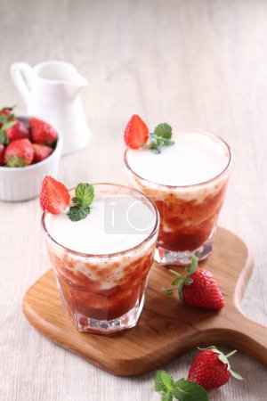 Téléchargez les photos : Strawberry and vanilla yogurt with fresh fruit on a light wooden background. selective focus. - en image libre de droit
