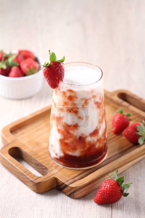 Téléchargez les photos : Fraises et fraises avec crème fouettée et baies fraîches sur table en bois - en image libre de droit
