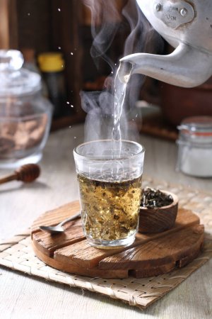 Foto de Hot telang flower tea in a clear glass - Imagen libre de derechos
