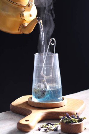 Téléchargez les photos : Thé de fleur telang chaud dans un verre clair - en image libre de droit