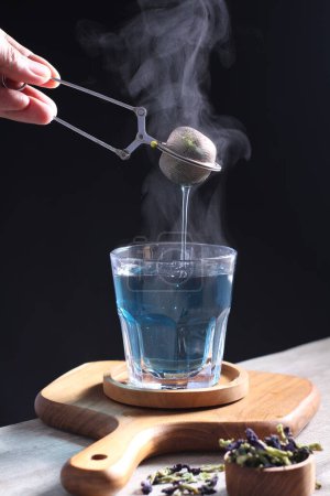 Téléchargez les photos : Hot telang flower tea in a clear glass - en image libre de droit