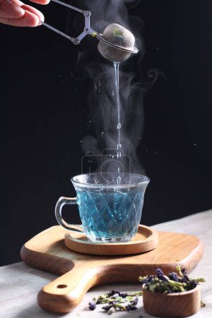 Téléchargez les photos : Hot telang flower tea in a clear glass - en image libre de droit