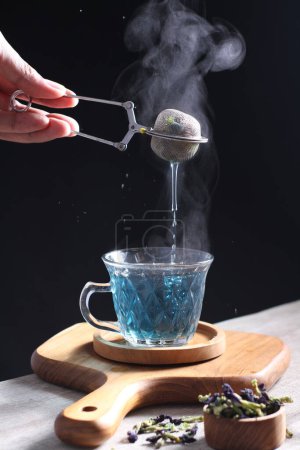 Foto de Té de flor de telang caliente en un vaso transparente - Imagen libre de derechos