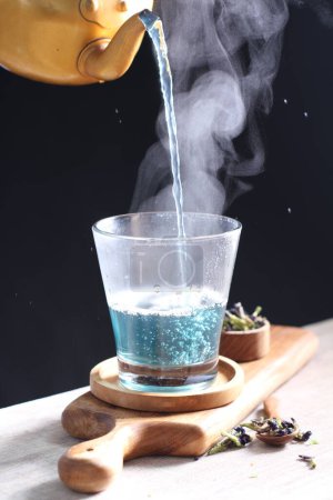 Foto de Hot telang flower tea in a clear glass - Imagen libre de derechos