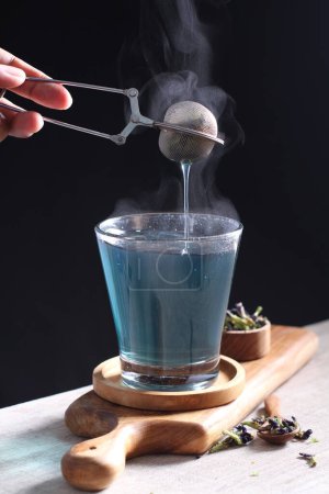 Foto de Té de flor de telang caliente en un vaso transparente - Imagen libre de derechos