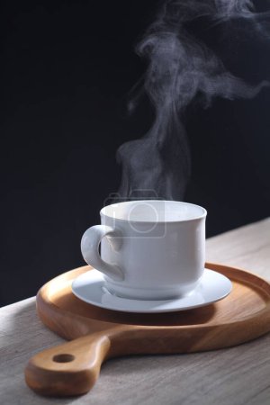 Kaffee ist ein Getränk, das aus gerösteten Kaffeebohnen zubereitet wird. Dunkel gefärbt, bitter und leicht säuerlich wirkt Kaffee auf den Menschen anregend, vor allem aufgrund seines Koffeingehalts. Es hat den höchsten Absatz auf dem Weltmarkt für Heißgetränke.