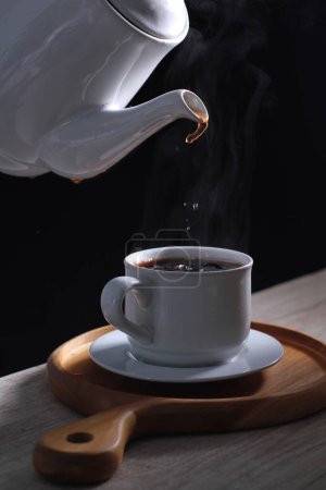 Téléchargez les photos : Le café est une boisson préparée à partir de grains de café torréfiés. De couleur foncée, amer et légèrement acide, le café a un effet stimulant sur l'homme, principalement en raison de sa teneur en caféine. Il a les ventes les plus élevées du marché mondial des boissons chaudes. - en image libre de droit
