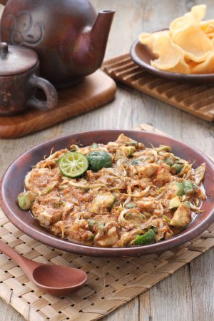 Téléchargez les photos : Karedok est une salade de légumes crus dans la sauce aux arachides de la région Sundanese, Java occidental, Indonésie. C'est l'un des plats de signature sundanienne. - en image libre de droit
