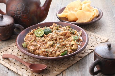 Téléchargez les photos : Karedok is a raw vegetable salad in peanut sauce from Sundanese region, West Java, Indonesia. It is one of the Sundanese signature dish. - en image libre de droit